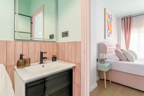 Luxe tweepersoonskamer, uitzicht op de binnenplaats (single foldable bed) | Badkamer | Een douche, gratis toiletartikelen, een haardroger, handdoeken
