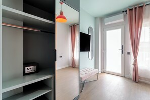 Free minibar items, in-room safe, laptop workspace, blackout drapes - Charm Beach Retreat (Alicante)