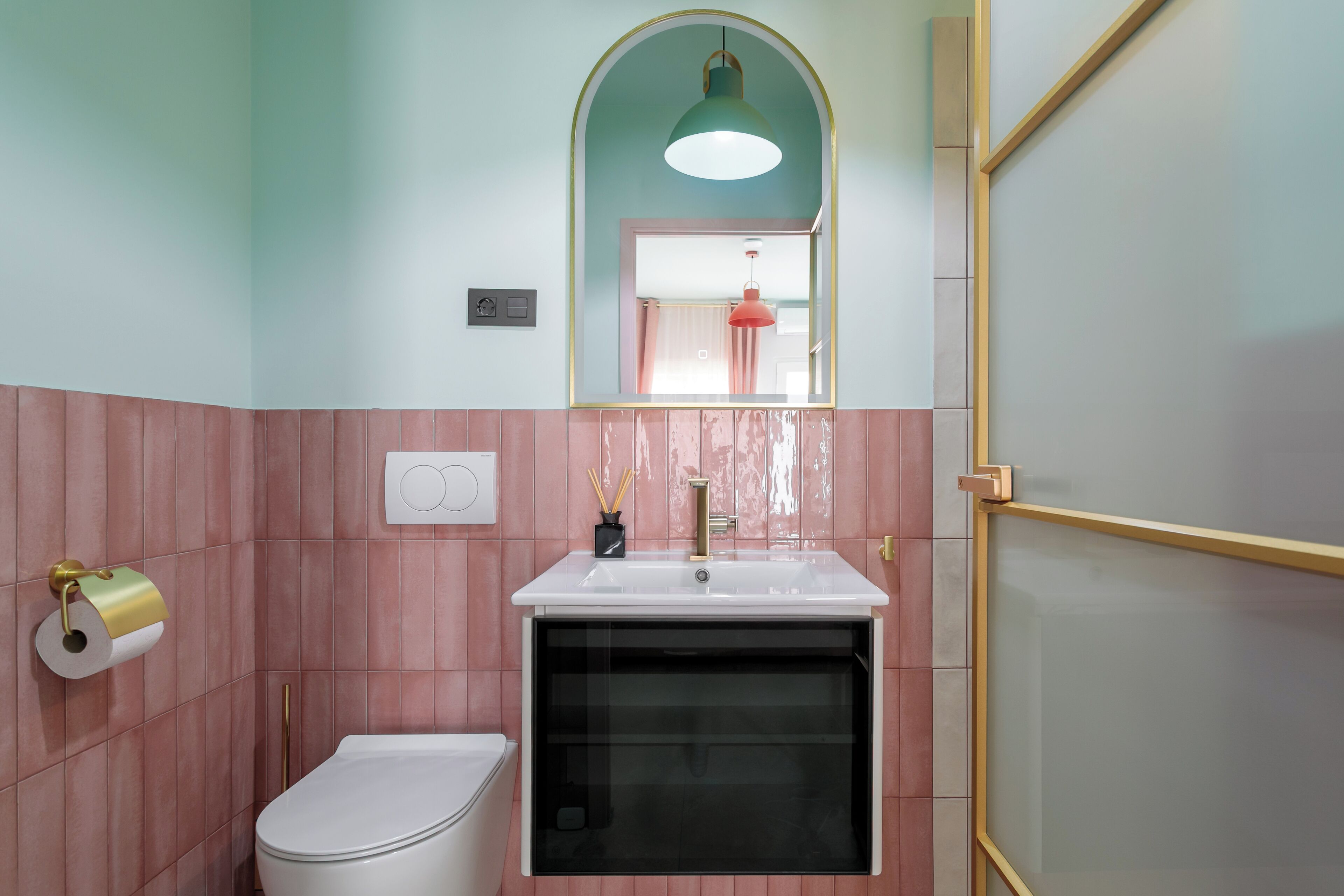 Ein Badezimmer mit Toilette, Waschbecken und Spiegel.