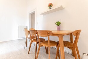 Dining - Bright & Lovely Room by U6 Metro and the Danube (Wien)