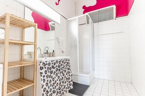 Douche, séchoir à cheveux, serviettes fournies, savon