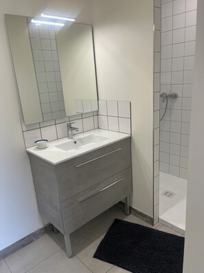 Dusche, Haartrockner, Handtücher, Seife