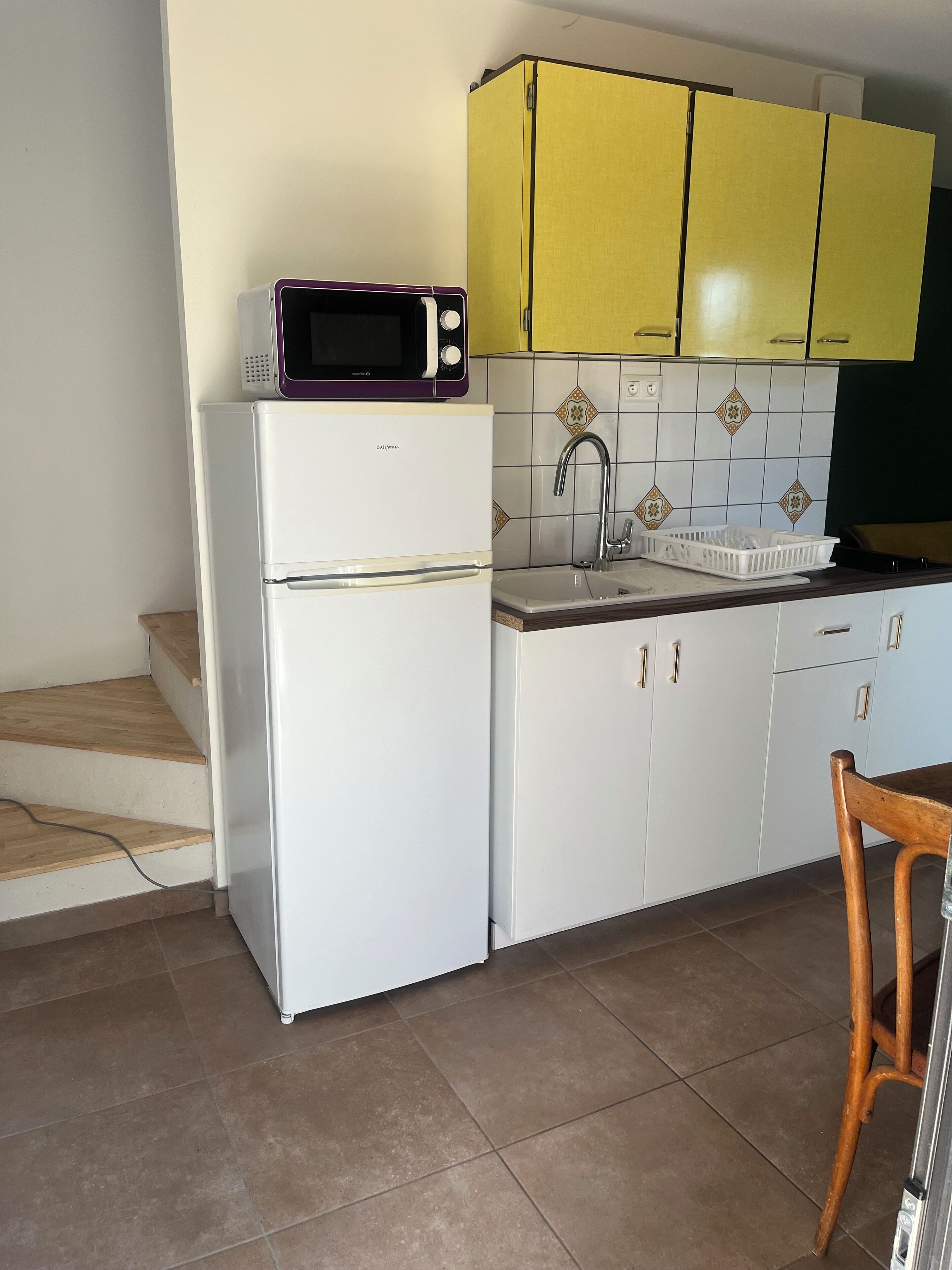 Réfrigérateur, micro-ondes, plaque de cuisson, cafetière/bouilloire