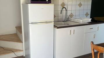 Refrigerador, microondas, parrilla de estufa y cafetera y tetera