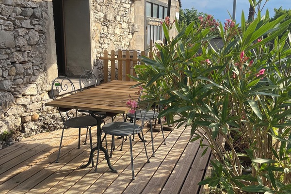 Terrasse devant l’appartement à côté de la place de parking