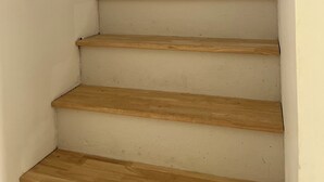 A staircase with wooden steps and white walls. - Apartment with terrace for 2 people Le nid du phénix 38 in the countryside (Arandon-Passins)