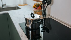 A kitchen with a stove, a sink, and a countertop. - Room 'Vista Sul Castello' with Wi-Fi (Cison di Valmarino)