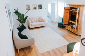 TV - Room 'With a View of the Village' with Wi-Fi and Air Conditioning (Cison di Valmarino)