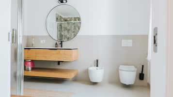 Douche, sèche-cheveux, serviettes fournies