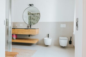 Shower, hair dryer, towels - Room 'With a View of the Village' with Wi-Fi and Air Conditioning (Cison di Valmarino)