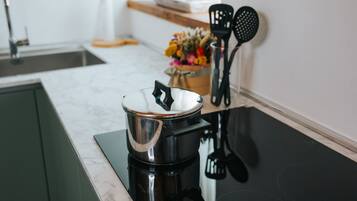 Fridge, dishwasher, coffee/tea maker, electric kettle