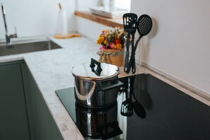 Kühlschrank, Geschirrspüler, Wasserkocher mit Kaffee-/Teezubehör