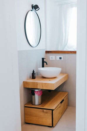 Een douche, een haardroger, handdoeken