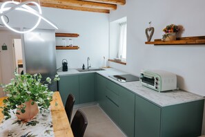 Een koelkast, een vaatwasser, een koffiezetapparaat/waterkoker