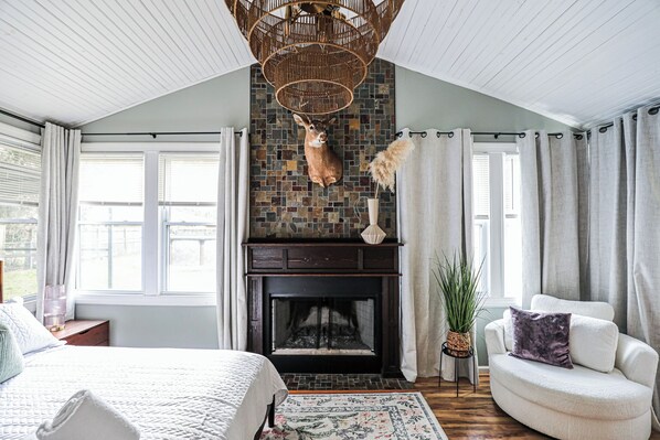 4 bedrooms, iron/ironing board, free WiFi, bed sheets