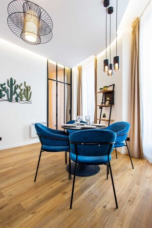 Apartment | Dining - Modern Flat - 2br/6p - Grands Boulevards (Paris)