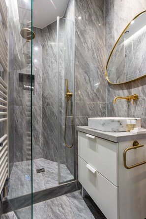 Apartment | Bathroom - Modern Flat - 2br/6p - Grands Boulevards (Paris)