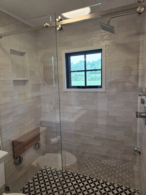 Shower, hair dryer, towels, toilet paper - Welcoming 2-bedroom house with AC in charming Tremont (Tremont)