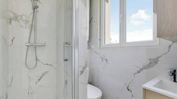 Apartment | Bathroom | Hair dryer, towels, shampoo