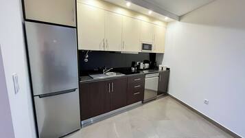 Microondas, placa de cocina y lavavajillas