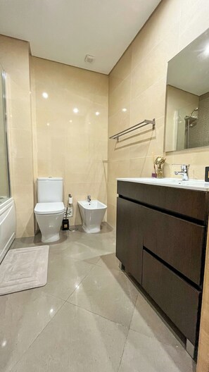 SĂšche-cheveux, serviettes fournies, savon, papier toilette