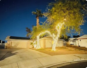 Property grounds - 3BR Vegas Getaway Close to Strip, Dining & Shows (Las Vegas)