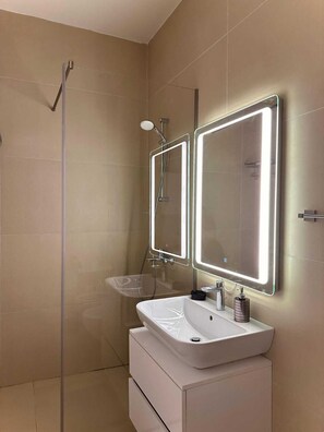 Eco-friendly toiletries, hair dryer, bidet, towels
