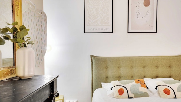 A bedroom with a bed, a dresser, a mirror, and framed artwork on the wall. - Cosy Studio - 2P - Place de la Concorde - Saint-honore (Paris)