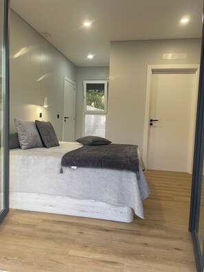 2 habitaciones, tabla de planchar con plancha, wifi y ropa de cama 