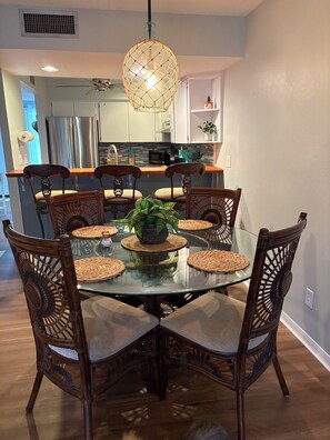 Dining - Waterfront condo, community pool overlooking the canal leading to Henderson Lake (Inverness)