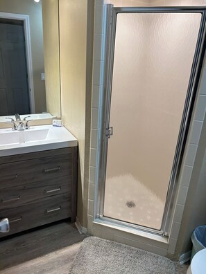 Shower, hair dryer, towels, soap - Waterfront condo, community pool overlooking the canal leading to Henderson Lake (Inverness)