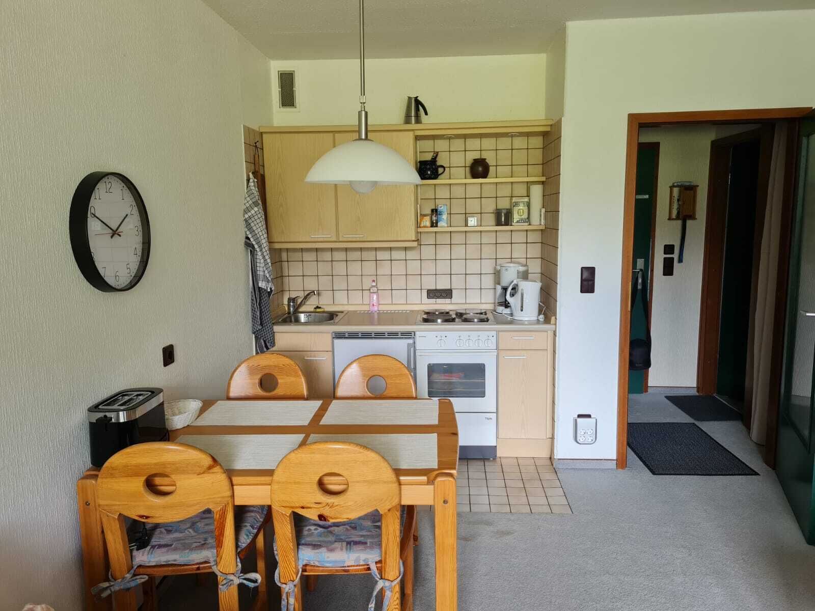 Refrigerador, horno, parrilla de estufa y cafetera y tetera 