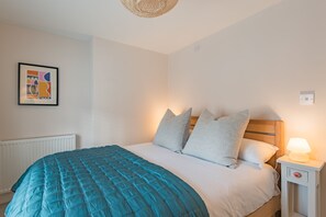 2 bedrooms, desk, iron/ironing board, WiFi