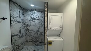 Sèche-cheveux, serviettes fournies, savon, papier toilette