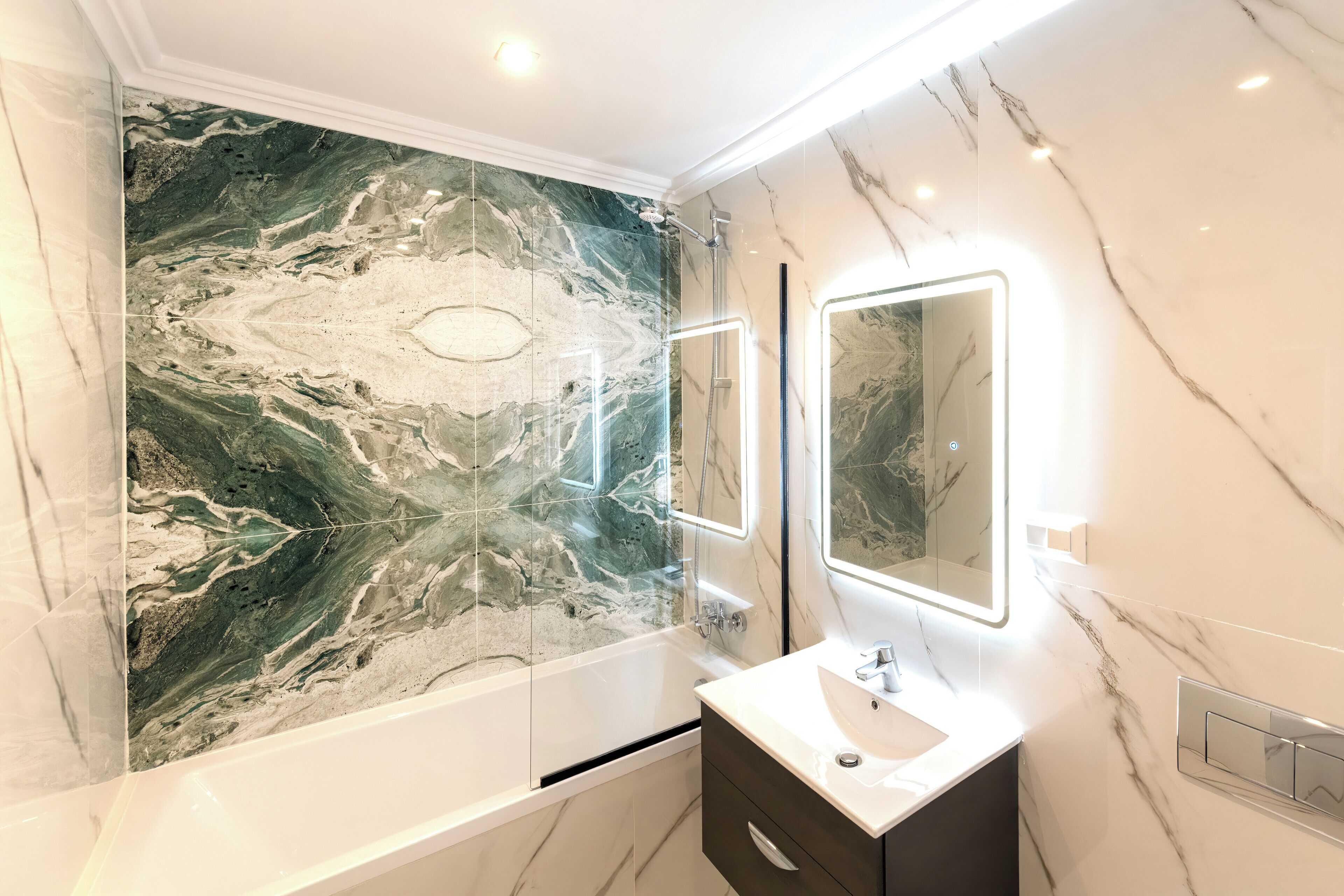 Een haardroger, handdoeken, zeep, shampoo