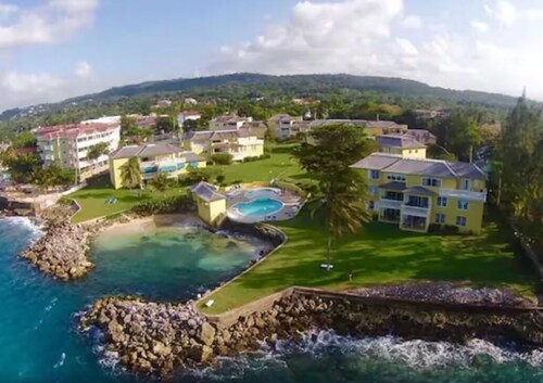 3 Bedroom Beachfront Cozy House