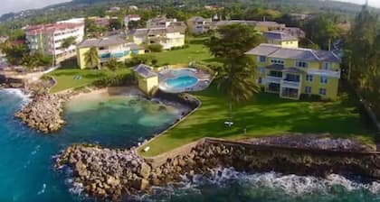 3 Bedroom Beachfront Cozy House