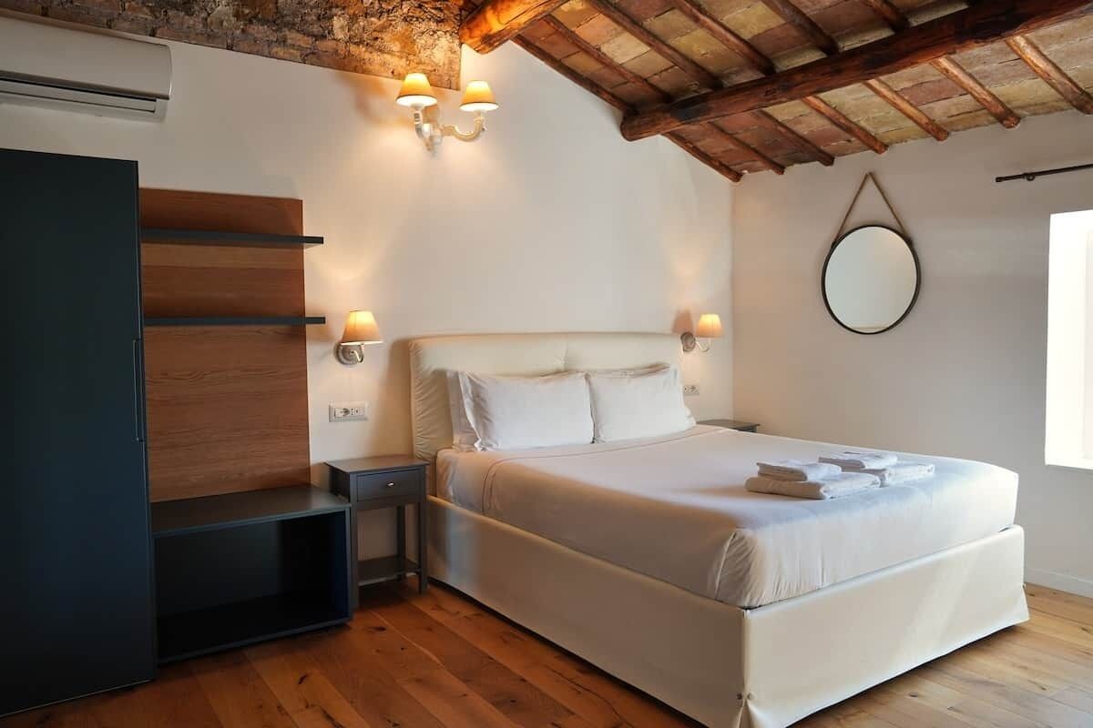 4 bedrooms, in-room safe, iron/ironing board, free WiFi