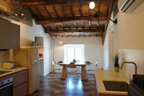 Fridge, microwave, oven, stovetop - The Roman Way Opera (ROMA)