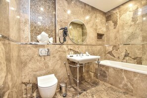 Apartment | Bathroom | Hair dryer, towels, shampoo