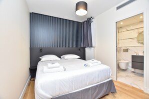 2 bedrooms, laptop workspace, iron/ironing board, bed sheets - Authentic Apartment - 2br/6p - Near Opera Garnier (Paris)