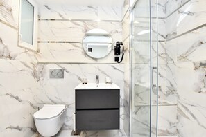 Apartment | Bathroom | Hair dryer, towels, shampoo