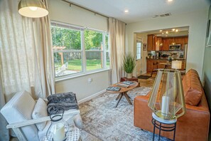 Een smart-tv en een computerscherm