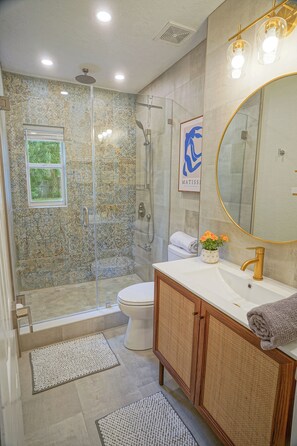Douche, sĂšche-cheveux, serviettes fournies, papier toilette