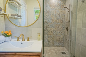 Dusche, Haartrockner, HandtĂŒcher, Toilettenpapier