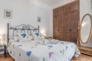 2 dormitorios, tabla de planchar con plancha, ropa de cama
