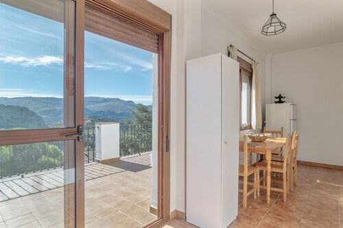 Appartement 'Sierra Del Hacho Ático' avec vue sur la montagne, terrasse privée et climatisation