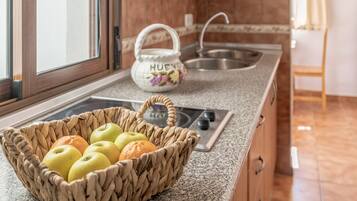 Een koelkast, een magnetron, een kookplaat, een broodrooster