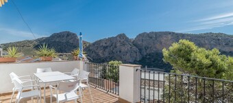 Appartement 'Sierra Del Hacho Ático' avec vue sur la montagne, terrasse privée et climatisation