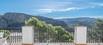 Apartamento 'Sierra Del Hacho Ático' con vistas a la montaña, terraza privada y aire acondicionado